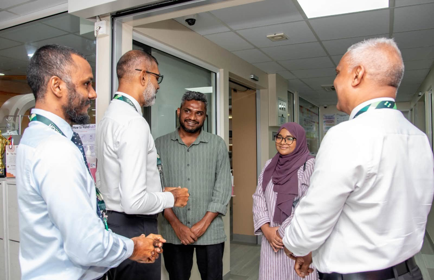 ބަނޑަށް 25 ހަފުތާގައި އުފަންވި ތުއްތު ދަރިފުޅާއެކު ނިޒްނާ އަދި ފިރިމީހާ، އެ ކުއްޖާއަށް ފަރުވާ ދިން ހުޅުމާލެ ހޮސްޕިޓަލްގެ އިސްވެރިންނާއެކު-- ފޮޓޯ: ހުޅުމާލެ ހޮސްޕިޓަލް