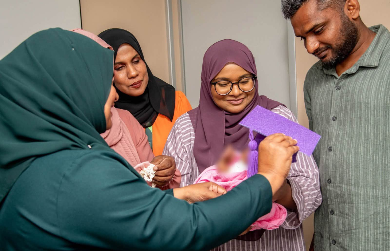 ބަނޑަށް 25 ހަފުތާގައި އުފަންވި ތުއްތު ދަރިފުޅާއެކު ނިޒްނާ އަދި ފިރިމީހާ، އެ ކުއްޖާއަށް ފަރުވާ ދިން ނަރުހުންނާއެކު-- ފޮޓޯ: ހުޅުމާލެ ހޮސްޕިޓަލް