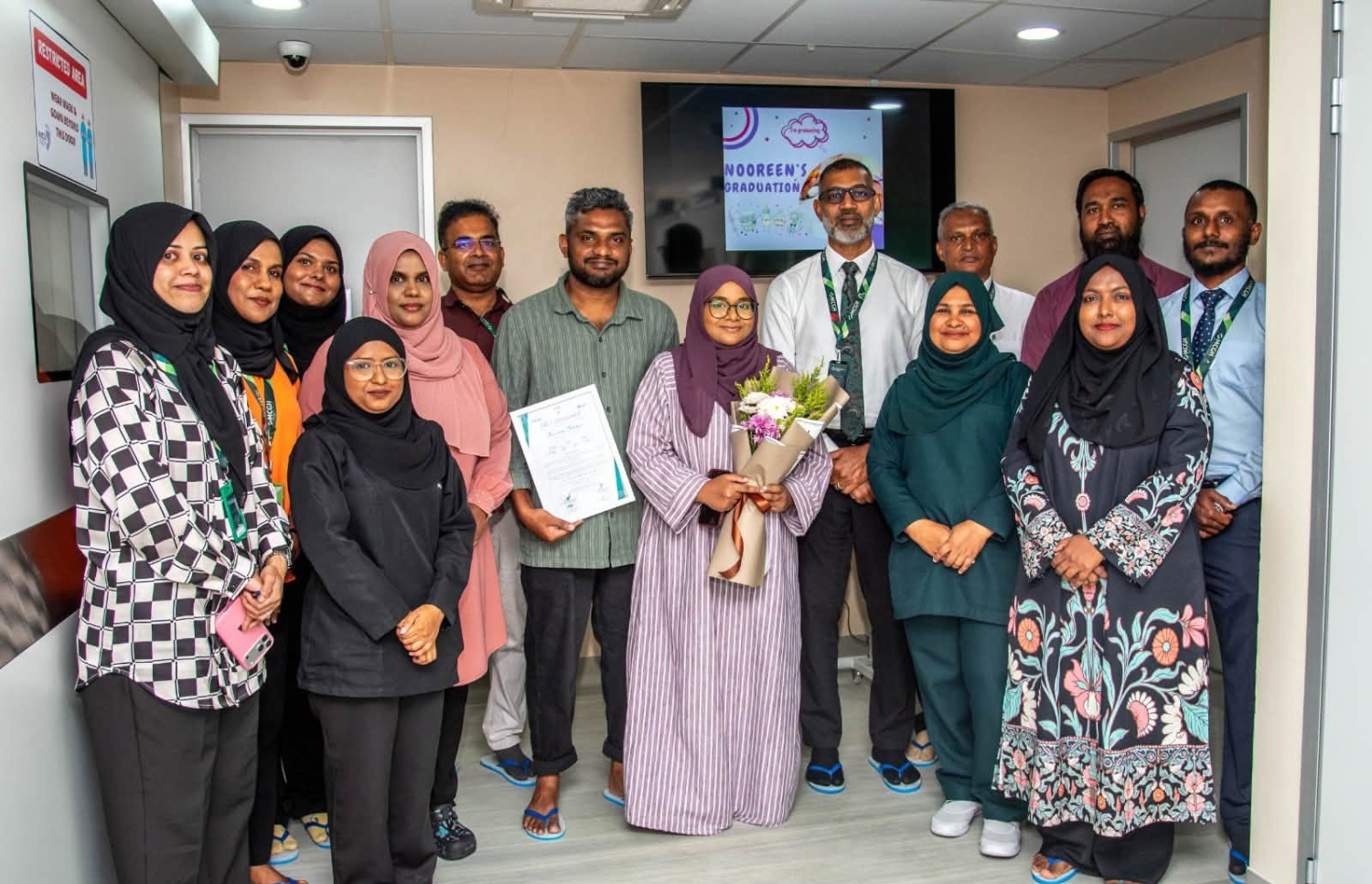 ބަނޑަށް 25 ހަފުތާގައި އުފަންވި ތުއްތު ދަރިފުޅު، ހޮސްޕިޓަލުން ދޫކޮށްލުމުން، އެ ކުއްޖާއަށް ފަރުވާ ދިން ނަރުހުންނާއި މާލެ ސިޓީ ގްރޫޕްގެ ސީއީއޯ ހަލީމް ފޮޓޯއަކަށް ހުއްޓިވަޑައިގެން.-- ފޮޓޯ: ހުޅުމާލެ ހޮސްޕިޓަލް