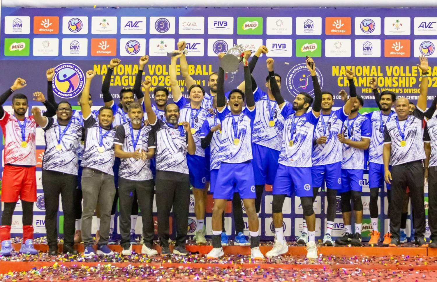 ފިރިހެން ޑިވިޝަނުގެ ގައުމީ ވޮލީބޯޅަ މުބާރާތުގެ ޗެމްޕިއަންކަން ހޯދި ޕޮލިސް ކްލަބުން ތަށި އުފުލާލަނީ --- ފޮޓޯ: ވީއޭއެމް