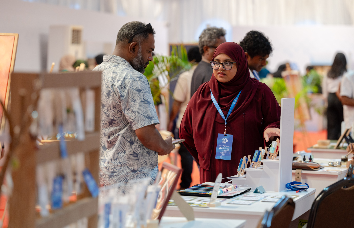 މޯލްޑިވްސް އެކްސްޕޯގެ ސްޓޯލެއްގައި ބަޔަކު ހަރަކާތްތެރިވަނީ --- މިހާރު ފޮޓޯ/ފަޔާޒު މޫސާ