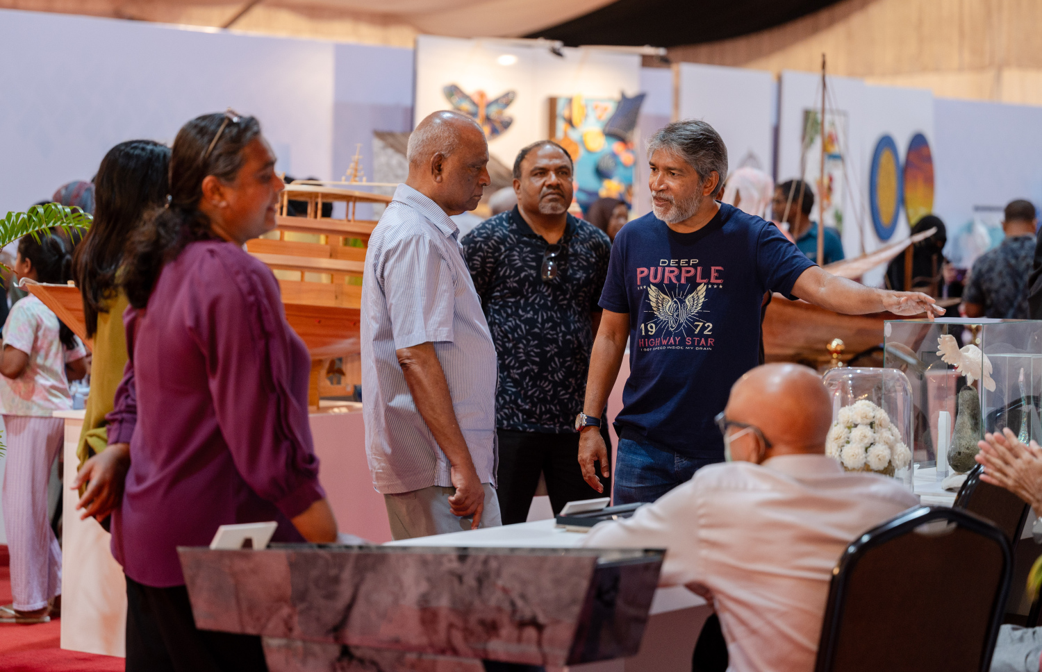 މޯލްޑިވްސް އެކްސްޕޯގެ ސްޓޯލެއްގައި ދައްކާލާފައިވާ އުފެއްދުންތަކާ ގުޅޭގޮތުން ޒިޔާރަތްކުރި ބަޔަކު މައުލޫމާތު އޮޅުންފިލުވަނީ --- މިހާރު ފޮޓޯ/ފަޔާޒު މޫސާ