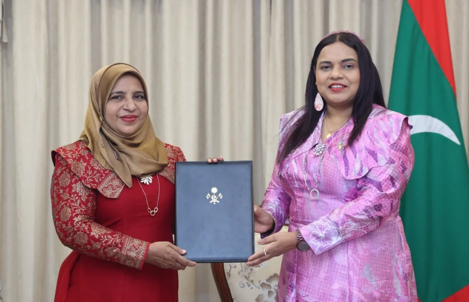 ކޮންސިއުލް ޖެނެރަލަކަށް ހަމަޖެއްސި ބަދޫރާއާ މަގާމުގެ ލިޔުން ހަވާލުކުރައްވަނީ --- ފޮޓޯ/ފޮރިން މިނިސްޓްރީ