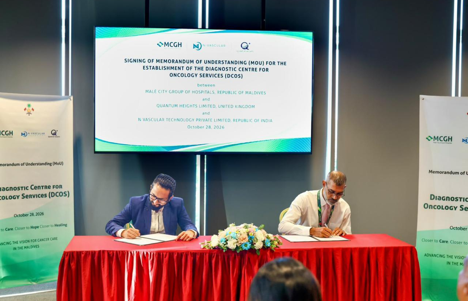 ކެންސަރު ބަލީގެ ހާއްސަ ސެންޓަރު ގާއިމްކުރަން ބަޔަކާ ހަވާލުކުރުމަށް ބޭއްވި ރަސްމިއްޔާތުގައި ސޮއި ކުރަނީ-- ފޮޓޯ: އައިޖީއެމްއެޗް