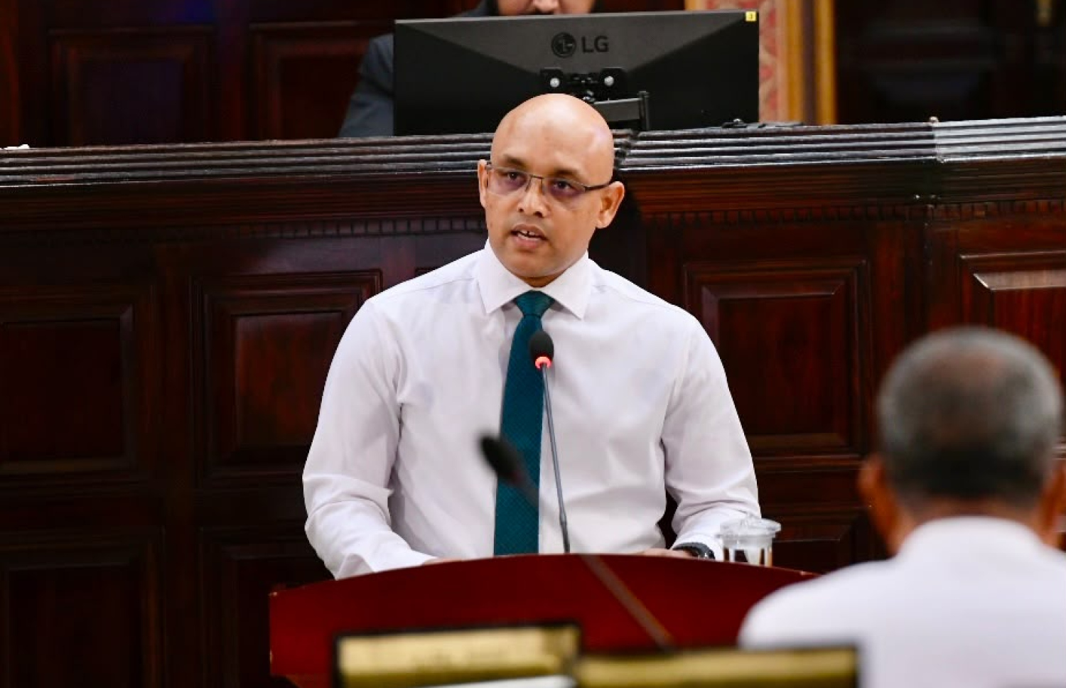 ފިނޭންސް މިނިސްޓަރު ހަސަން ރަޒީރު ރައްޔިތުންގެ މަޖިލީހުގެ މިއަދުގެ ޖަލްސާގައި ބަޖެޓް ހުށަހެޅުއްވަނީ. ފޮޓޯ: ރައްޔިތުންގެ މަޖިލީހުގެ އިދާރާ