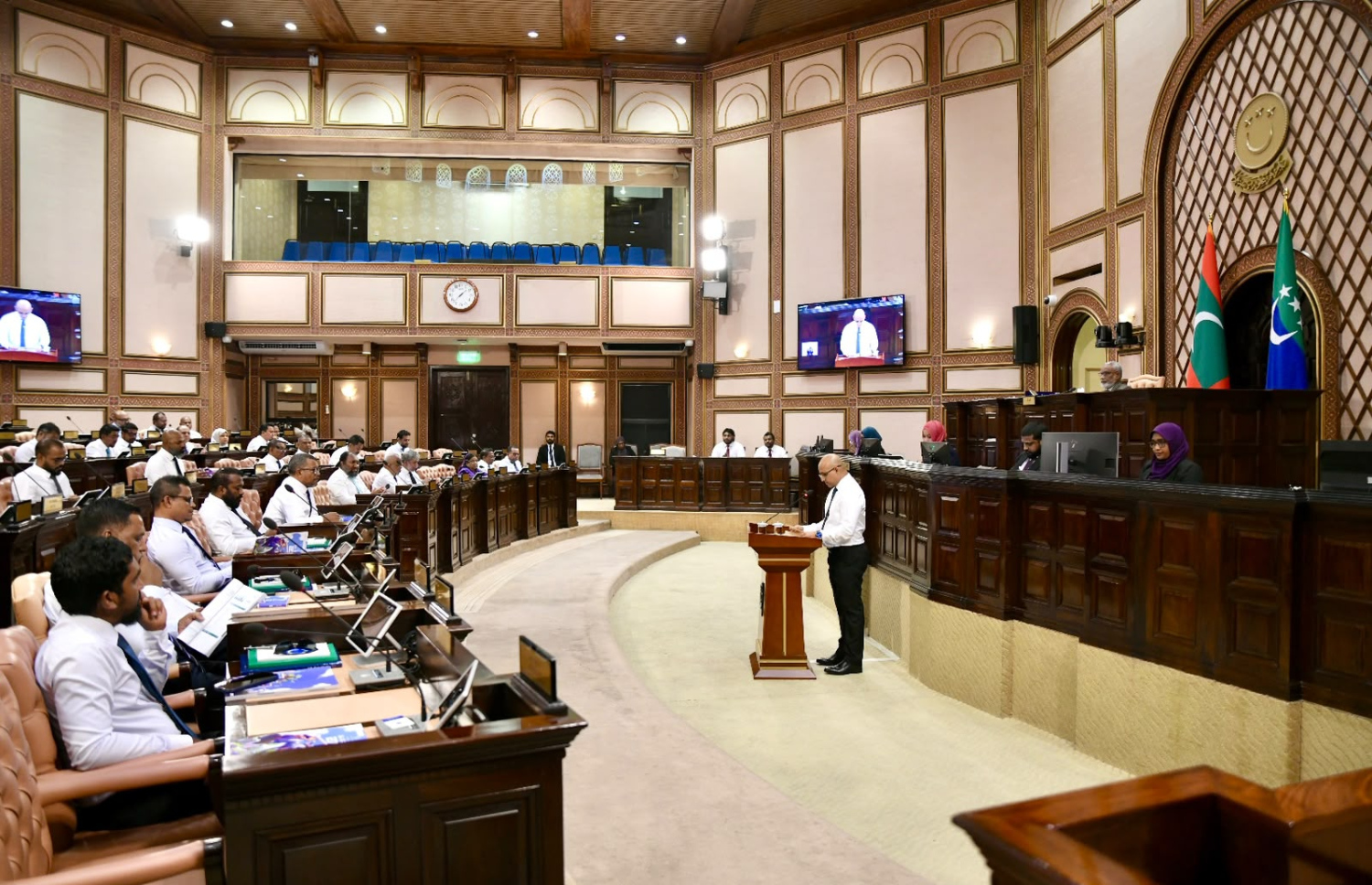 ފިނޭންސް މިނިސްޓަރު ހަސަން ރަޒީރު ރައްޔިތުންގެ މަޖިލީހުގެ މިއަދުގެ ޖަލްސާގައި ބަޖެޓް ހުށަހެޅުއްވަނީ. ފޮޓޯ: ރައްޔިތުންގެ މަޖިލީހުގެ އިދާރާ