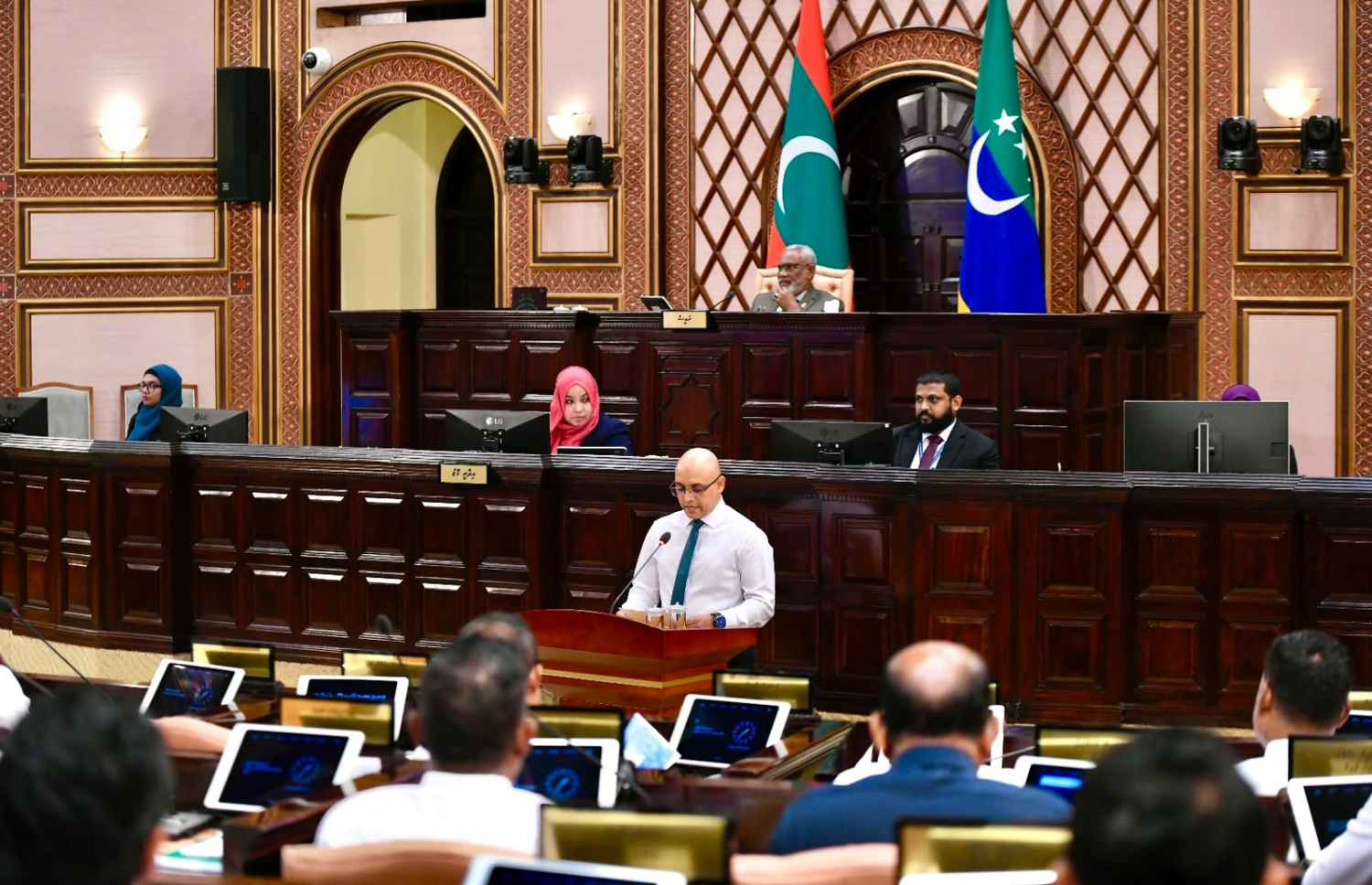ފިނޭންސް މިނިސްޓަރު ހަސަން ރަޒީރު ރައްޔިތުންގެ މަޖިލީހުގެ މިއަދުގެ ޖަލްސާގައި ބަޖެޓް ހުށަހެޅުއްވަނީ. ފޮޓޯ: ރައްޔިތުންގެ މަޖިލީހުގެ އިދާރާ