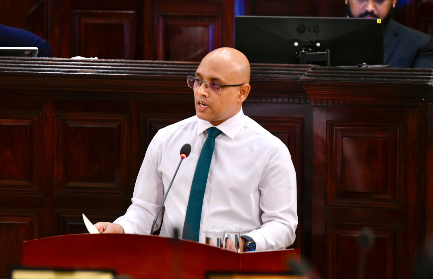 ފިނޭންސް މިނިސްޓަރު ހަސަން ރަޒީރު ރައްޔިތުންގެ މަޖިލީހުގެ މިއަދުގެ ޖަލްސާގައި ބަޖެޓް ހުށަހެޅުއްވަނީ. ފޮޓޯ: ރައްޔިތުންގެ މަޖިލީހުގެ އިދާރާ