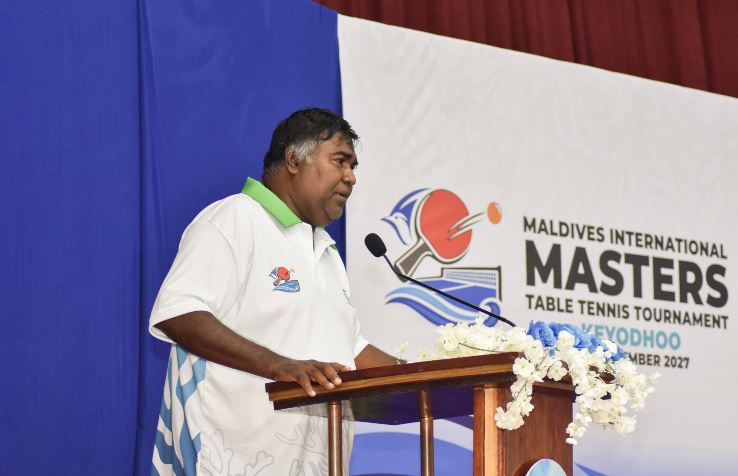 އަންނަ އަހަރު ކެޔޮދޫގައި ބާއްވާ މޯލްޑިވްސް އިންޓަނޭޝަނަލް ޓޭބަލް ޓެނިސް މާސްޓާސް ޗެމްޕިއަންޝިޕް ލޯންޗުކުރުމަށް ބޭއްވި ހަފުލާގައި އެ ރަށު ކައުންސިލްގެ ރައީސް އަހްމަދު ޔޫސުފް ވާހަކަ ދައްކަވަނީ --- ފޮޓޯ: އިހާ