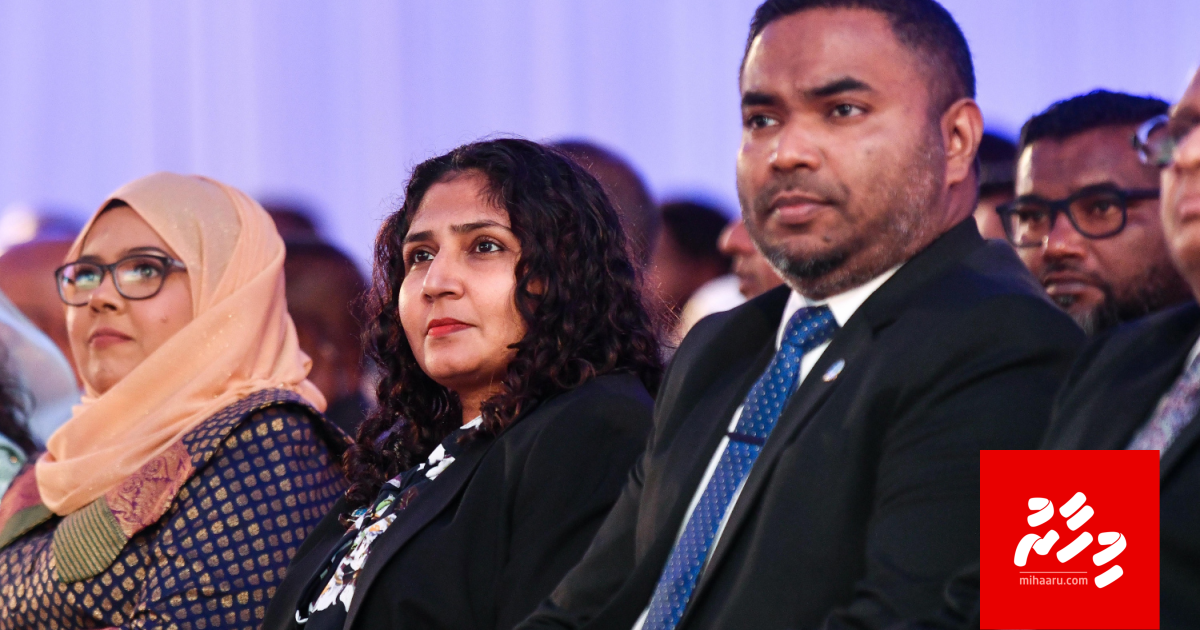 މަހާޒް އާއި އަޒްމިރަލްދާ ފަނޑިޔާރުކަމުން ވަކިކުރަން މަޖިލީހުން ފާސްކޮށްފި